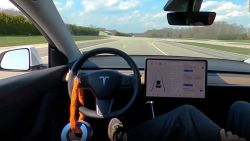 CNNE 983481 - ¿se puede enganar al autopiloto de tesla?