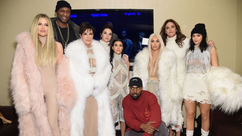 De izquierda a derecha: Khloe Kardashian, Lamar Odom, Kris Jenner, Kendall Jenner, Kourtney Kardashian, Kanye West, Kim Kardashian, Jenner y Kylie Jenner asistieron al desfile de moda de la tercera temporada de Yeezy de West en febrero de 2016 en la ciudad de Nueva York.
