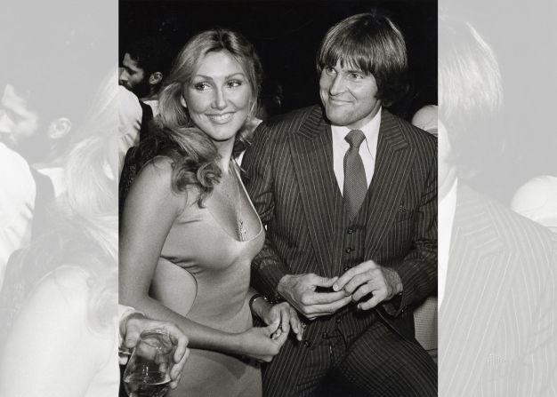 Linda Thompson, quien se convirtió en la segunda esposa de Jenner, acompañó a Jenner al estreno de la película "Can't Stop the Music" en junio de 1980 en Nueva York. Jenner apareció en la película, que fue un gran fracaso, y ganó el primer premio Razzie a peor película.