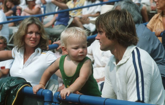 Jenner asistió a un torneo de tenis de celebridades en 1979 con Chrystie Scott y su hijo Casey. Scott y Jenner estuvieron casados ​​desde 1972 hasta 1981. Crédito: Ron Galella / WireImage / Getty Images
