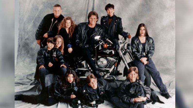 La familia Jenner-Kardashian posó para un retrato en 1993. Kris y Jenner tuvieron cuatro hijos cada uno cuando se casaron. En el sentido de las agujas del reloj desde la parte superior izquierda, están: Burton Jenner, Khloe Kardashian, Kim Kardashian, Brandon Jenner, Brody Jenner, Kourtney Kardashian, Cassandra Jenner y Rob Kardashian.