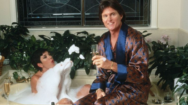 Los Jenner compartieron una botella de champán durante un baño de burbujas.