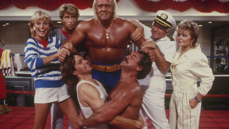 Jenner, abajo a la izquierda, apareció en un episodio de "Love Boat" con Hulk Hogan y Tim Rossovich en 1986.