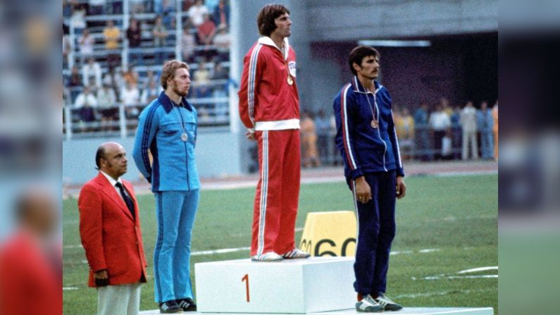 Jenner recibe una medalla de oro olímpica en julio de 1976.