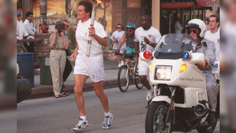 El 27 de abril de 1996, Jenner llevó la llama olímpica por la calle de Sunset Boulevard en West Hollywood, California.