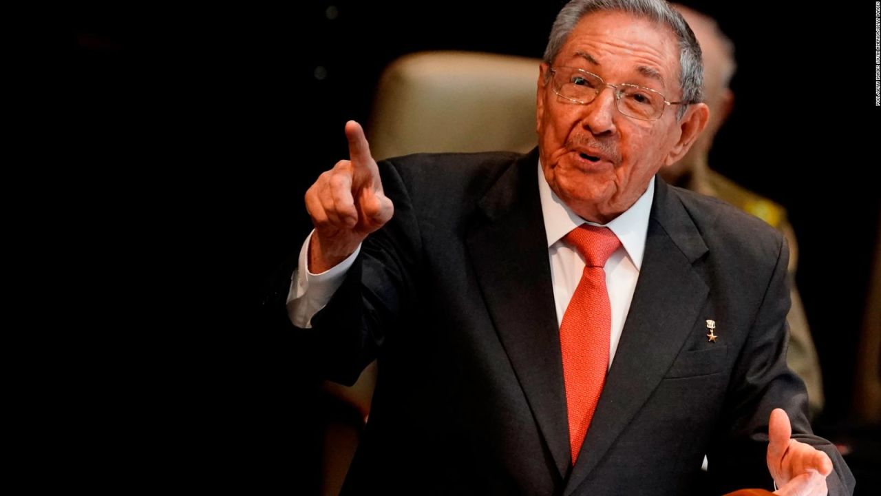 CNNE 983720 - leonardo padura se refirio a raul castro