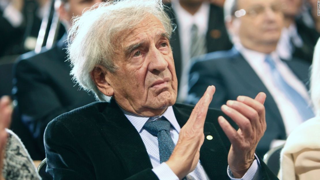 Elie Wiesel aplaudió al entonces presidente Barack Obama cuando habló en el Museo del Holocausto en 2012.