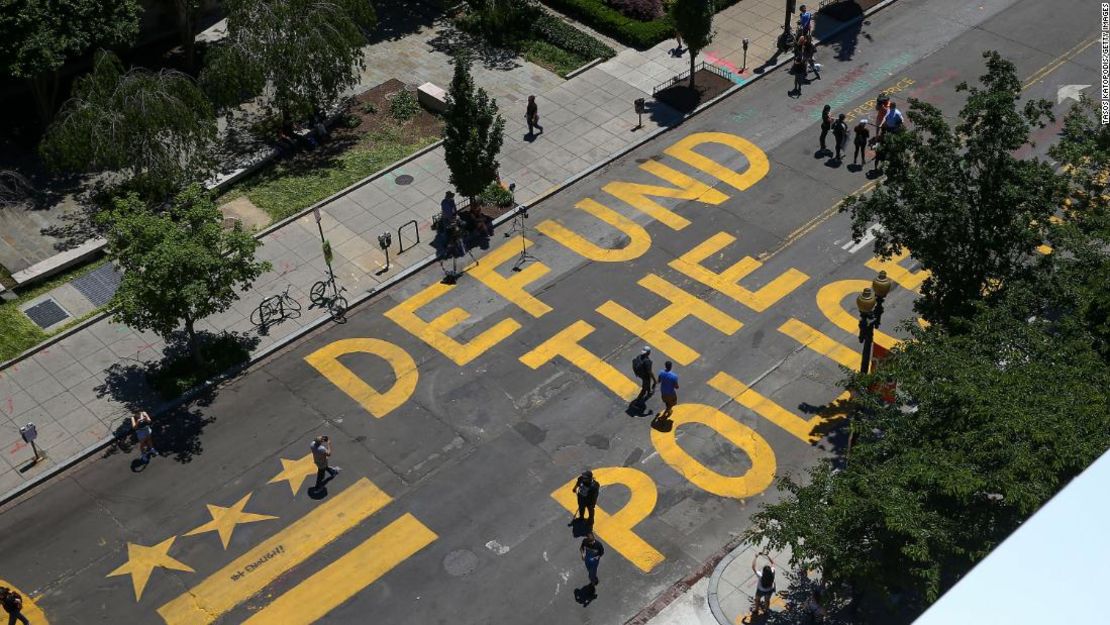 "Defund The Police" (en español "desfinanciar a la policía") fue pintado en la calle 16 cerca de la Casa Blanca el 8 de junio de 2020 en Washington.