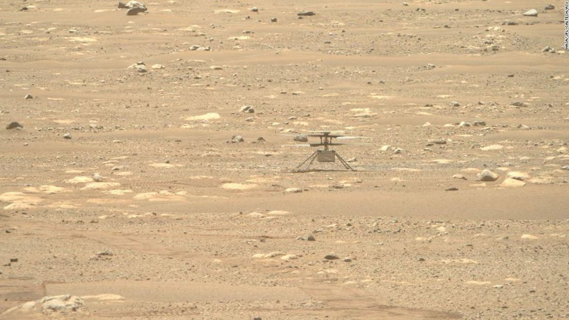 Esta imagen del Ingenuity, capturada por la cámara Right Mastcam-Z del rover, muestra al helicóptero sentado de forma segura en la superficie de Marte.