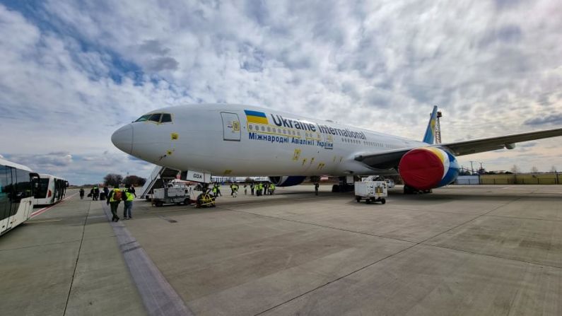'Avgeek' extra: El viaje también ofreció la oportunidad de explorar un Boeing 777 estacionado en la plataforma del aeropuerto Boryspil de Kiev. Cortesía de Vladimir Belenky
