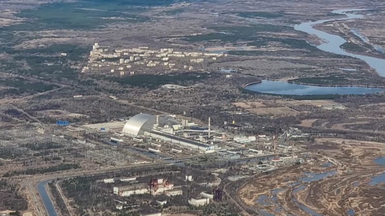 35 aniversario: Ahora cubierto por un sarcófago de hormigón, el Reactor No. 4 de Chernobyl se derrumbó después de una explosión el 26 de abril de 1986.
