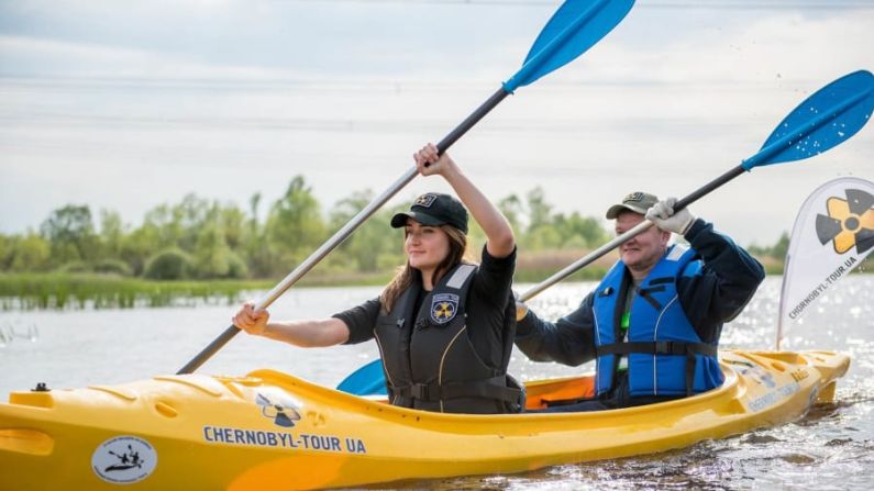 En el agua: Ahora es posible realizar expediciones en kayak a través de la Zona de Exclusión, que ha visto prosperar la vida silvestre desde que fue abandonada por los humanos. Chernobyl-Tour.UA