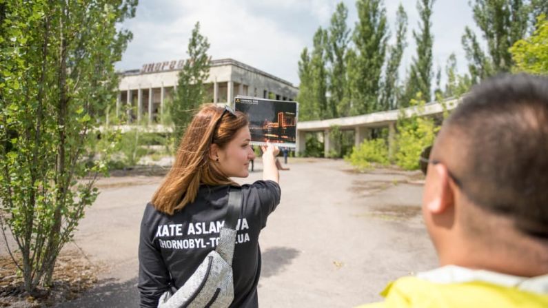 Mejor futuro: Pero los operadores turísticos esperan que los números se recuperen. "Cuando la conexión turística completa entre los países se restablezca finalmente, tendremos algo para sorprender incluso a los turistas que han estado a la zona de Chernobyl muchas veces", agrega Yemelyanenko. Chernobyl-Tour.UA