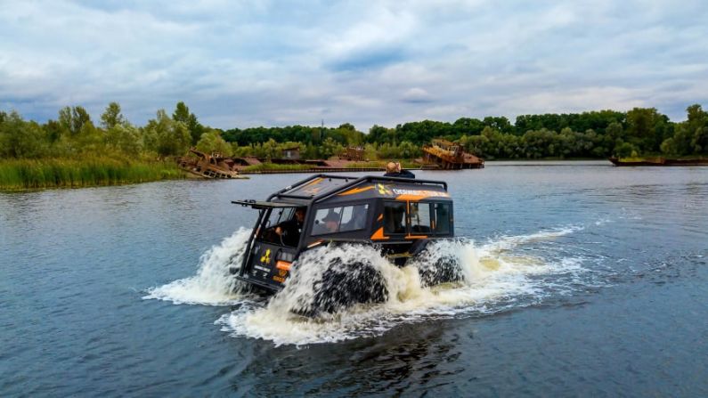 Nuevas ofertas: Los viajes en barco por el río Prípiat y los paseos en vehículos todoterreno extremos también están dirigidos a las decenas de miles de turistas que se acercan para explorar la zona. "Chernobyl es el destino turístico más exitoso de Ucrania", dice Yaroslav Yemelyanenko, director de Chernobyl Tour. "Antes de la cuarentena, el número de turistas se había duplicado cada año". Chernobyl-Tour.UA