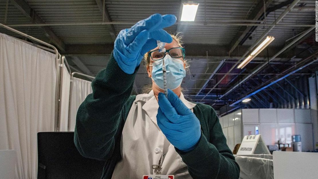 Una farmacéutica prepara una vacuna de Pfizer-BioNTech contra el covid-19 en Worcester, Massachusetts, el 22 de abril de 2021.