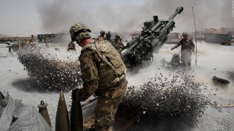 Soldados estadounidenses disparan artillería en la provincia afgana de Kandahar en junio de 2011. La Operación Libertad Duradera se lanzó en octubre de 2001 para evitar que el régimen talibán proporcionara un refugio seguro a al Qaeda y para suspender el uso que esta organización hacía de Afganistán como base de operaciones para actividades terroristas.
