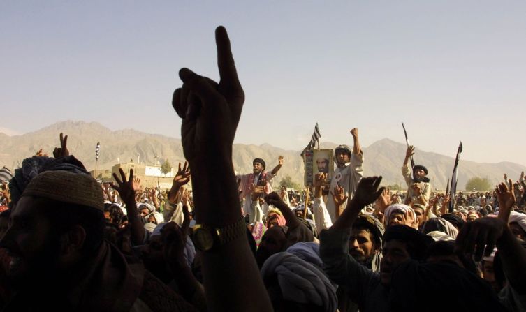 Miles de simpatizantes de los talibanes se manifiestan en Quetta, Pakistán, cerca de la frontera con Afganistán, el 1 de octubre de 2001.