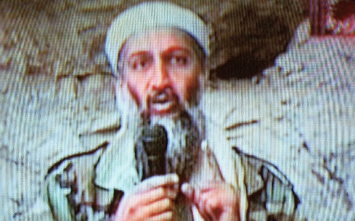 En esta imagen tomada de televisión, el líder de al Qaeda, Osama bin Laden, habla desde un lugar no revelado. La transmisión ocurrió el 7 de octubre de 2001. Bin Laden alabó a Dios por los ataques del 11 de septiembre y juró que Estados Unidos "nunca soñará con la seguridad" hasta que "los ejércitos de los infieles abandonen el país de Mahoma.