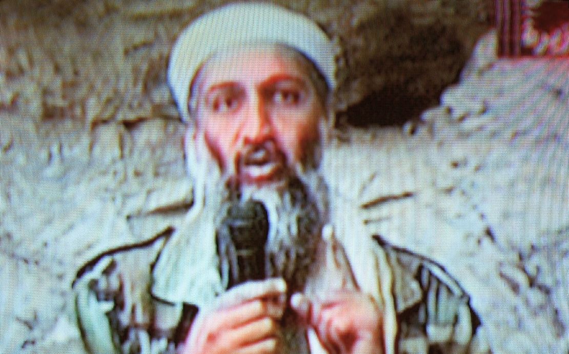 En esta imagen tomada de televisión, el líder de al Qaeda, Osama bin Laden, habla desde un lugar no revelado. La transmisión ocurrió el 7 de octubre de 2001.