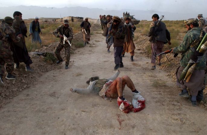 de la Alianza del Norte de Afganistán, un grupo antitalibán, matan a un combatiente talibán herido que encontraron mientras avanzaban hacia Kabul, Afganistán, en noviembre de 2001. Los ataques aéreos de EE.UU. y los ataques terrestres de la Alianza del Norte llevaron a la caída de Kabul ese mes.