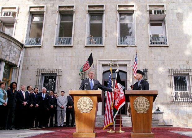 El presidente de Estados Unidos, George W. Bush, asiste a una conferencia de prensa con el presidente afgano Hamid Karzai en el Palacio Presidencial de Kabul en marzo de 2006. Fue la primera visita de Bush a Afganistán.