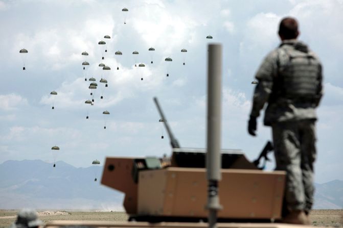 Suministros son entregados a las tropas estadounidenses en la provincia afgana de Ghazni en mayo de 2007.