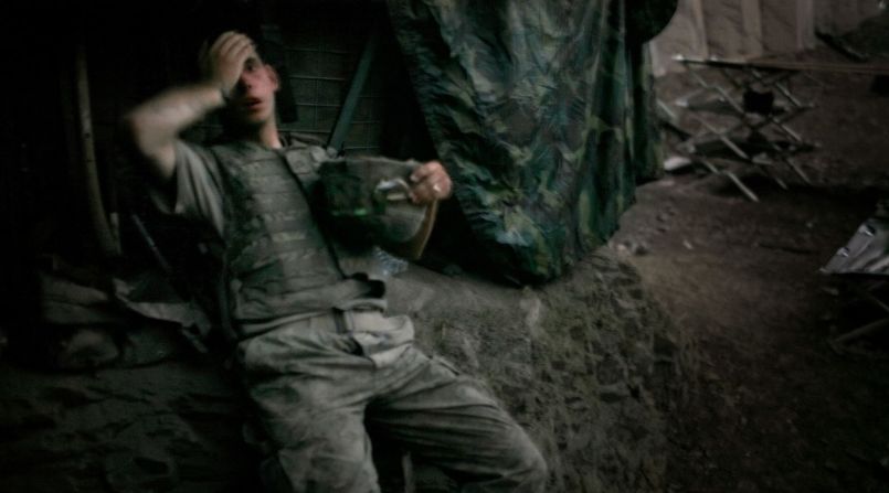 El militar estadounidense Brandon Olson se hunde en el terraplén de un búnker en el valle Korengal de Afganistán en septiembre de 2007. El valle Korengal fue el escenario de algunos de los combates más letales de la región.