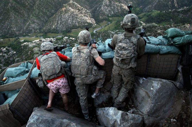 Soldados estadounidenses toman posiciones defensivas después de recibir fuego de posiciones de los talibanes en el valle Korengal de Afganistán en mayo de 2009. El militar Zachary Boyd todavía estaba en sus bóxers de "I love NY" porque salió corriendo de su dormitorio para unirse a sus compañeros de pelotón.