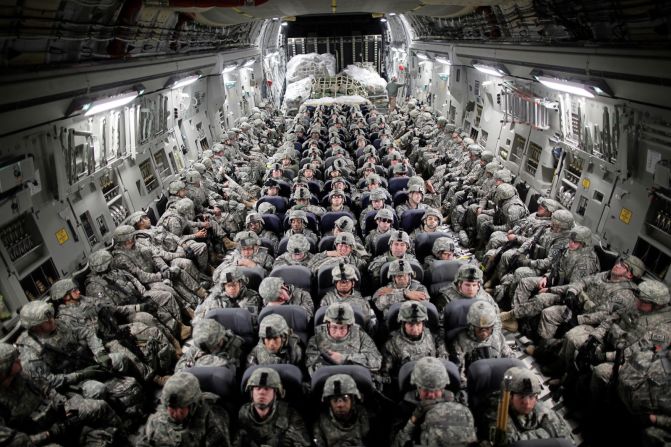 Las tropas estadounidenses, a bordo de un avión de transporte C-17, se dirigen a Afganistán en abril de 2010.