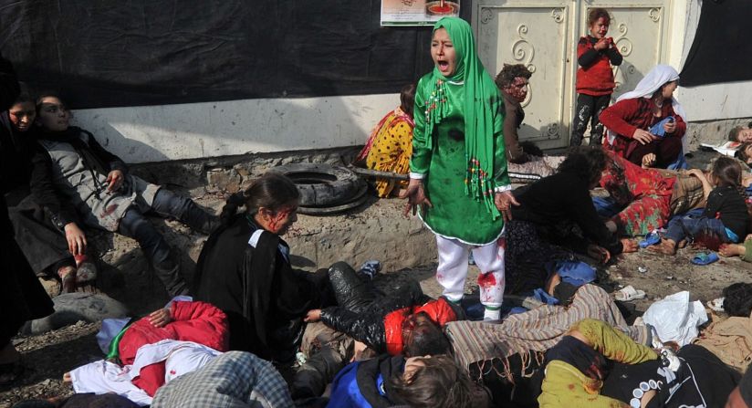 Tarana Akbari, de 12 años, grita después de que un atacante suicida ejecutara su plan en el santuario Abul Fazel en Kabul, Afganistán, en diciembre de 2011. Dos explosiones de bombas mataron a decenas de afganos en el día sagrado de Ashura.