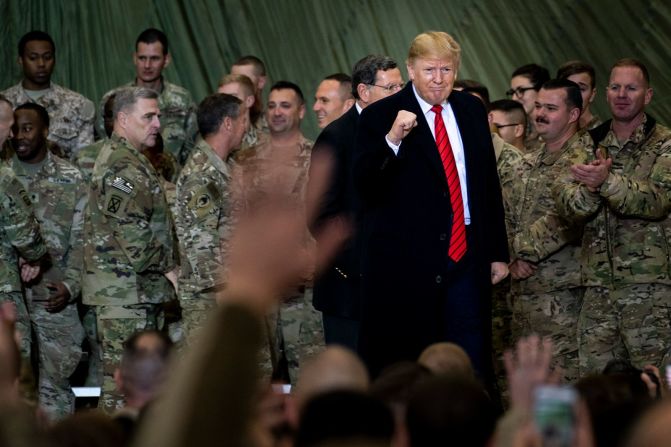 El presidente Donald Trump visita la base aérea de Bagram en Afganistán en noviembre de 2019.