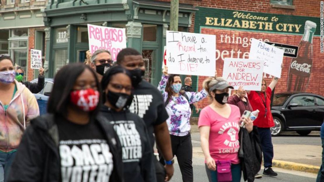 Los manifestantes salen a la calle por cuarto día consecutivo para pedir que se publiquen las grabaciones de las cámaras corporales de la muerte de Andrew Brown Jr. a manos de la policía en Elizabeth City, Carolina del Norte, el 24 de abril de 2021.