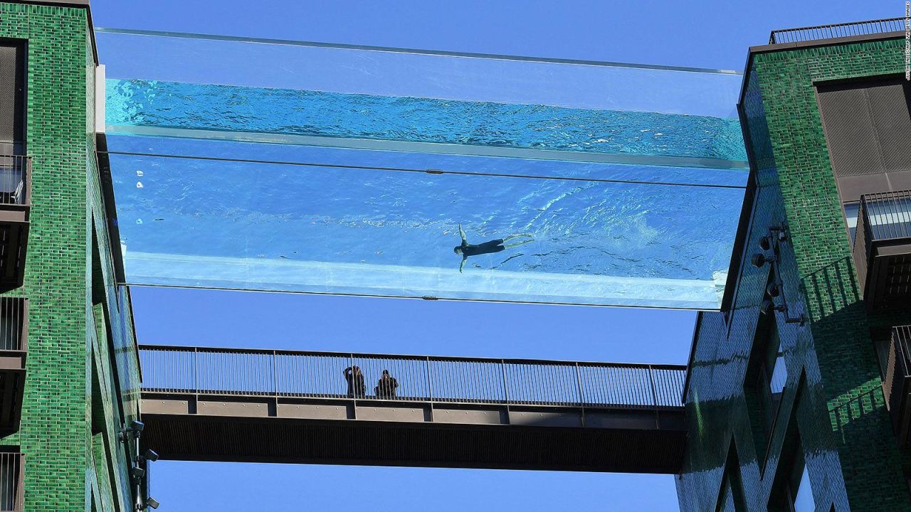 CNNE 984601 - una piscina transparente, en altura y entre dos edificios