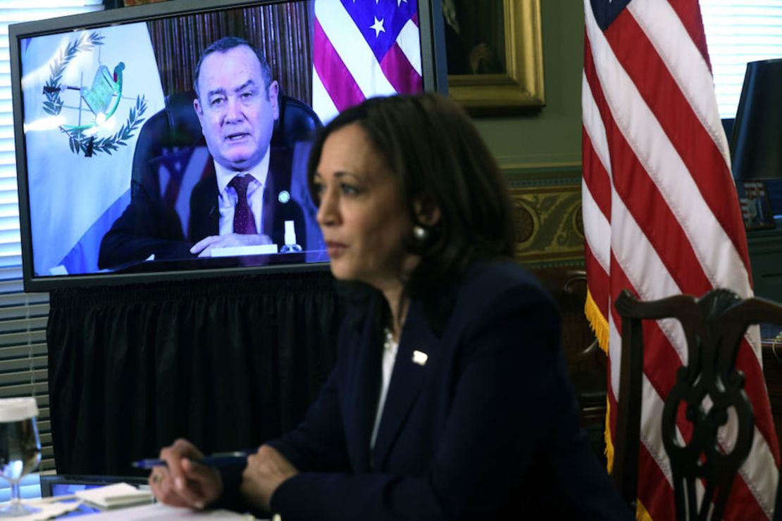 La vicepresidenta Kamala Harris tuvo una reunión virtual el lunes con el presidente de Guatemala, Alejandro Giammattei (en la pantalla).