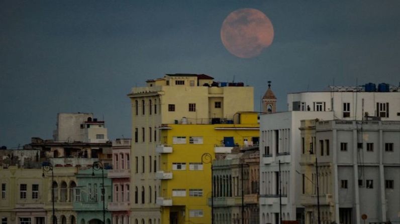 La superluna rosa sobre La Habana, Cuba.