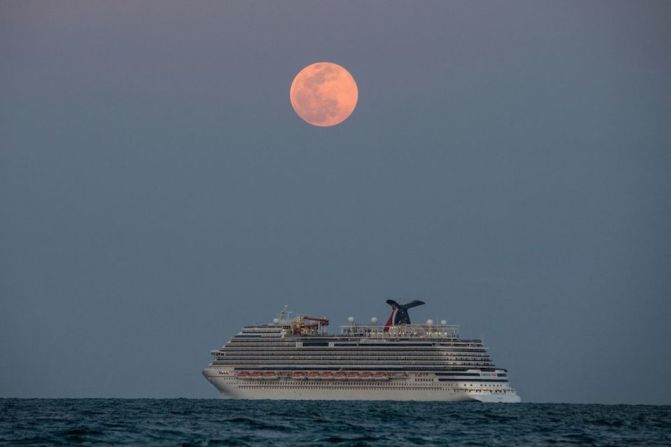 La luna se ve sobre el crucero Carnival Vista en Miami Beach, Florida.