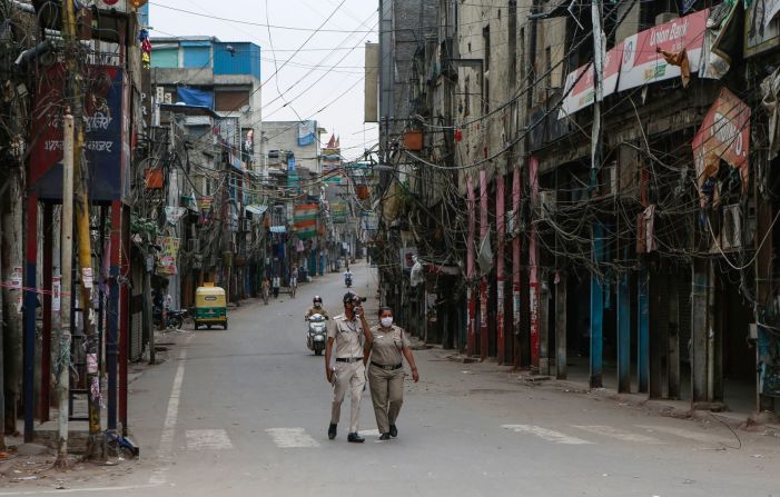 Agentes de policía patrullan una calle desierta en Nueva Delhi el 20 de abril. La ciudad está cerrada hasta el 3 de mayo. Ganesh Chandra / SOPA Images / LightRocket / Getty Images