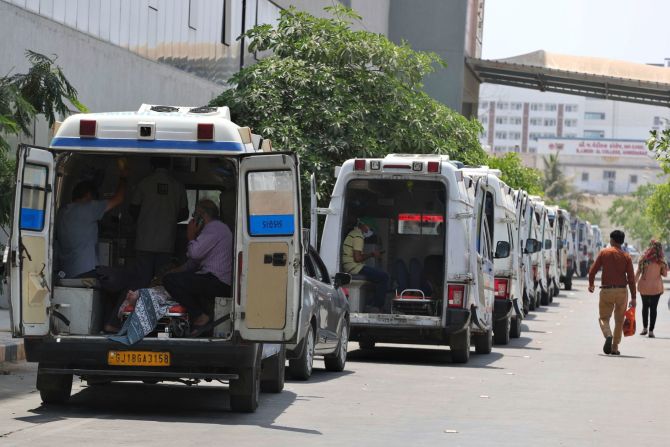 Ambulancias que transportan pacientes de covid-19 hacen fila frente a un Hospital del gobierno en Ahmedabad el 22 de abril. Ajit Solanki / AP