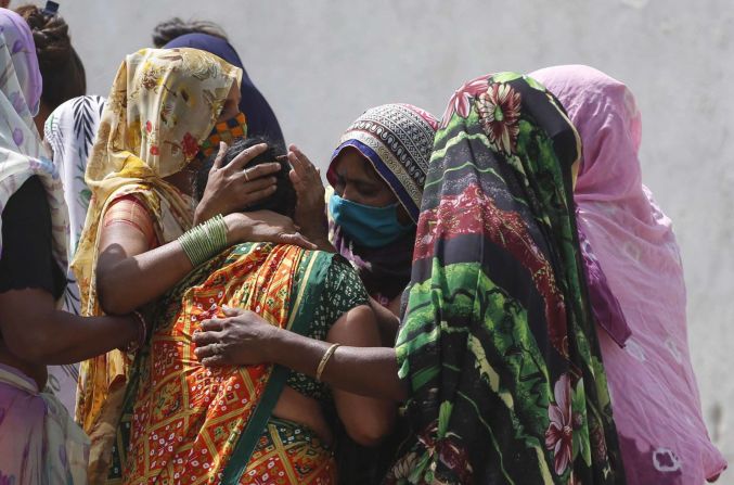 Familiares de una víctima de covid-19 lloran por su ser querido afuera de un hospital gubernamental en Ahmedabad el 17 de abril. Ajit Solanki / AP