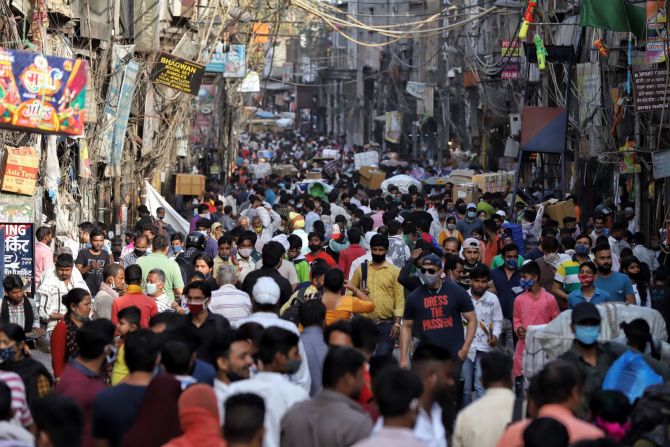 El distanciamiento social no era fácil de lograr mientras la gente caminaba por un concurrido mercado en Old Delhi el 27 de marzo. NurPhoto / Getty Images