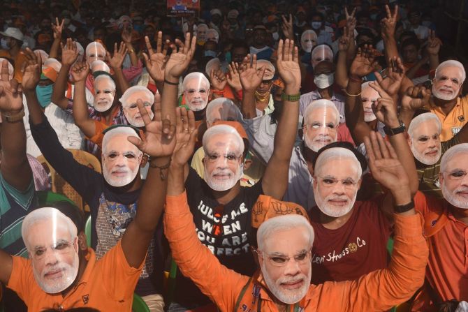 Partidarios del partido Bharatiya Janata usan máscaras del primer ministro, Narendra Modi, durante un mitin electoral en Sonarpur el 3 de abril. Samir Jana / Hindustan Times / Getty Images
