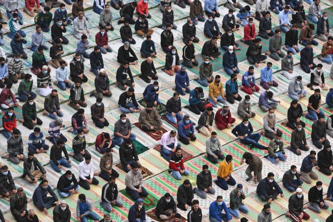 La gente se reúne en una mezquita de Srinagar el primer día de Ramadán el 14 de abril. Tauseef Mustafa / AFP / Getty Images