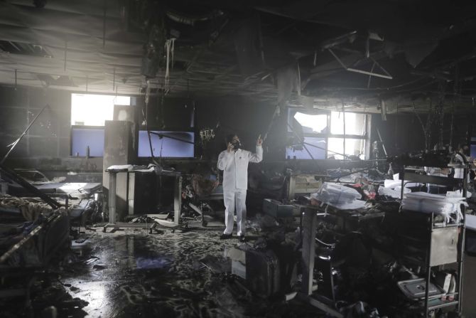 Un hombre inspecciona una sala de cuidados intensivos después de que estalló un incendio en un hospital de covid-19 en Virar el viernes 23 de abril. Al menos 13 pacientes de covid-19 murieron. Rajanish Kakade / AP