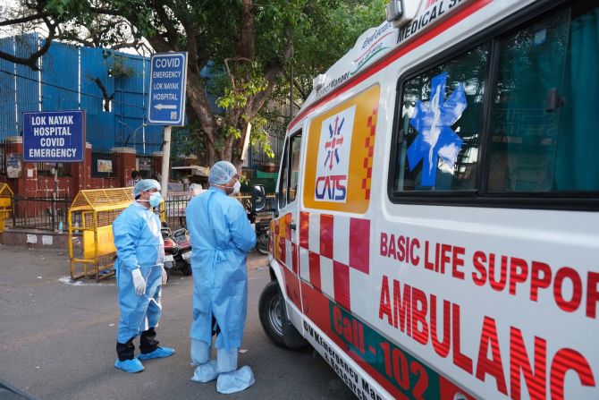 Trabajadores de la salud rechazan una ambulancia en la entrada principal del Hospital Lok Nayayak Jaiprakash en Nueva Delhi el domingo 25 de abril. Muchos hospitales de la capital enfrentan escasez de suministros. Narayan / Bloomberg / Getty Images