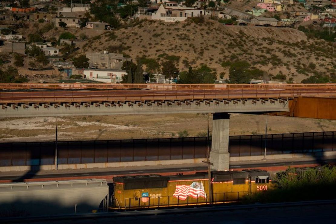 Un tren corre en paralelo a la frontera entre Estados Unidos y México en El Paso, Texas.