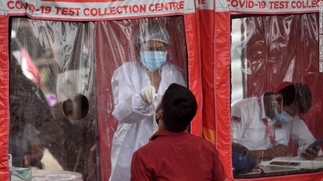 Una trabajadora de la salud recolecta muestras de hisopos en un centro de pruebas de Covid-19 en Mumbai, India, el 22 de abril.