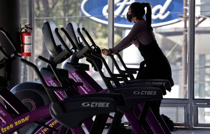 El ejercicio cardiovascular en el gimnasio también ayuda. Las máquinas que más ayudan a fortalecer la zona de los glúteos son la elíptica o las que simulan subir escaleras.