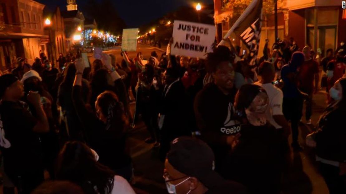 Manifestantes marcharon el lunes por la noche tras conocerse que la familia solo vio 20 segundos de la grabación de la cámara corporal.