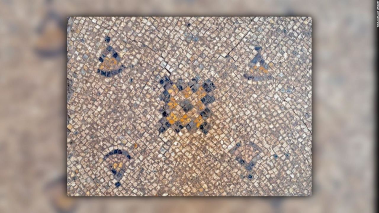 CNNE 985210 - descubren mosaico de 1-600 de antiguedad en israel