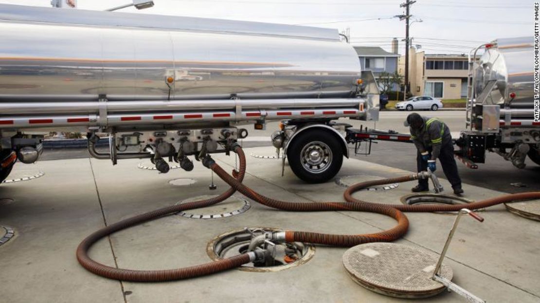 Un trabajador desconecta mangueras después de entregar gasolina a una estación en Redondo Beach, California. La escasez de conductores de camiones cisterna podría hacer que algunas estaciones se queden sin gasolina este verano, según expertos de la industria.